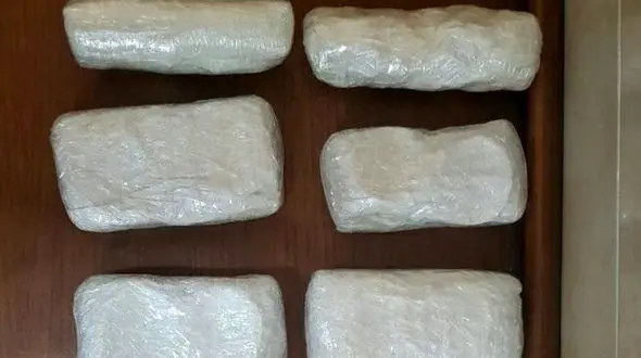 ردیابی ۱۰ بسته طلا از کمر یک مسافر در گمرک + عکس 