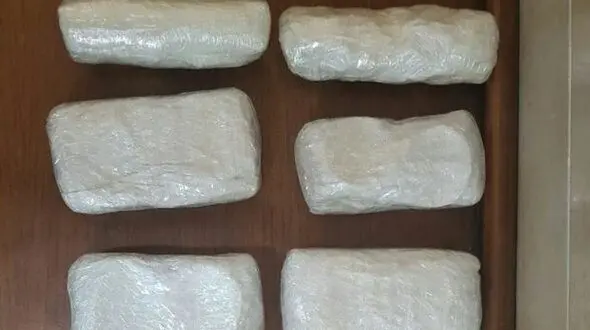 ردیابی ۱۰ بسته طلا از کمر یک مسافر در گمرک + عکس 