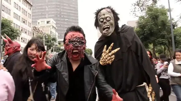 لحظه هجوم  زامبی‌های وحشتناک به خیابان ها+ فیلم (14+)