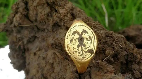 کشف انگشتر طلای متعلق به دوره الیزابت اول در یک مزرعه! + تصاویر 