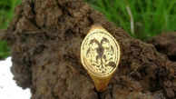 کشف انگشتر طلای متعلق به دوره الیزابت اول در یک مزرعه! + تصاویر 