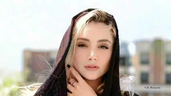 نازنین بیاتی در غروب آفتاب زیبا در کنار دریا با شعری از هوشنگ ابتهاج