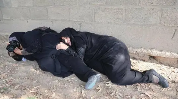 اقدام تحسین برانگیز عکاس زن در میان گلوله و آتش در اهواز +عکس