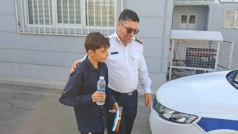 پلیس راه کودک ۱۲ ساله جا مانده در ترافیک را سالم به آغوش خانواده رساند