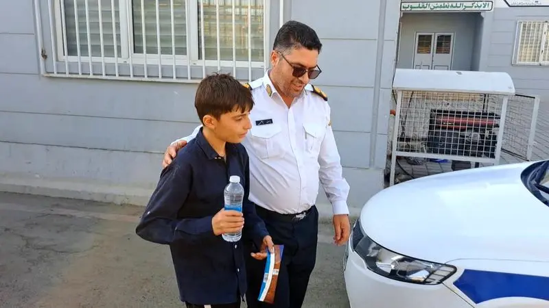 پلیس راه کودک ۱۲ ساله جا مانده در ترافیک را سالم به آغوش خانواده رساند