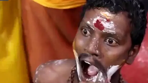 آیین هولناک هندوها برای آمرزش گناهان+فیلم