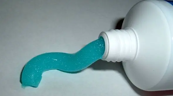 تمیز کردن دندان‌ها با خمیر دندان حاوی خرده‌های شیشه