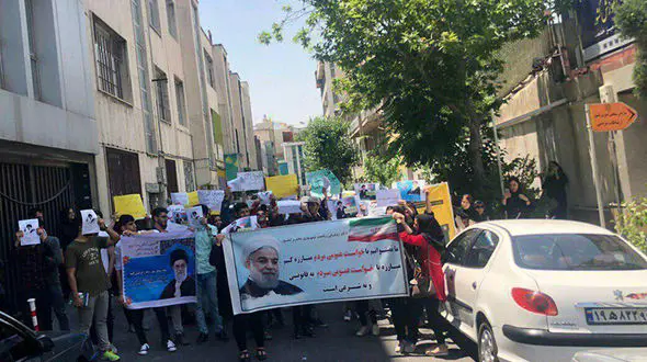 تجمع کنکوری های سیل زده جلوی سازمان سنجش +عکس