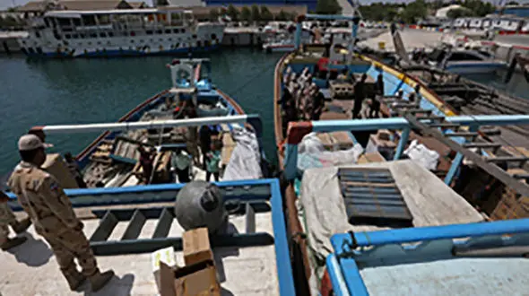 توقیف لنج های حامل کالای قاچاق در بندر گناوه