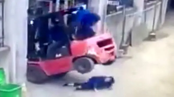 مرگ دلخراش یک کارگر زن در زیر لیفتراک + فیلم