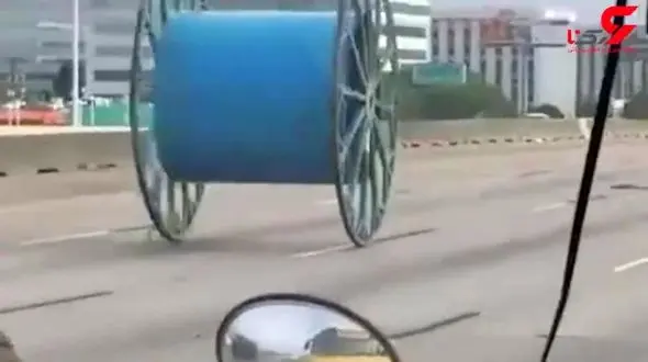 شی غول پیکر و سرگردان در اتوبان / همه وحشت زده شدند +فیلم