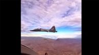 ببینید / حرکات نمایشی جذاب جنگنده اف 5 در آسمان از دید خلبان + فیلم