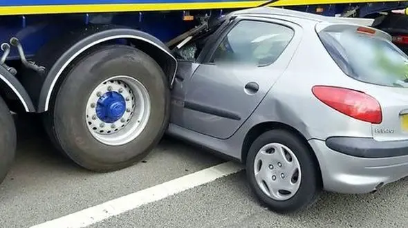  تریلی از روی یک 206 رد شد + فیلم