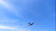 فیلم لحظه برخورد یک بمب افکن متعلق به جنگ جهانی دوم با یک هواپیمای کوچک / شوکه می شوید 