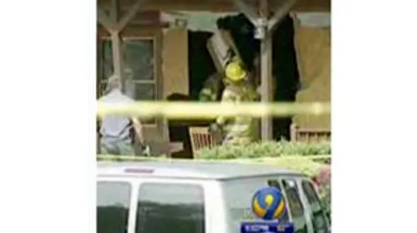 تاجر عصبانی با خودرو وارد رستوران شد +عکس