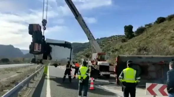 فیلم لحظه چپ شدن کامیون / راننده در حالت غیرعادی بود + عکس