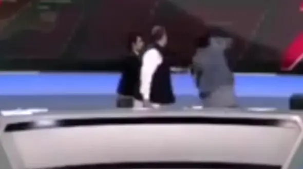  کتک‌کاری های عجیب  در برنامه زنده تلویزیونی+ فیلم
