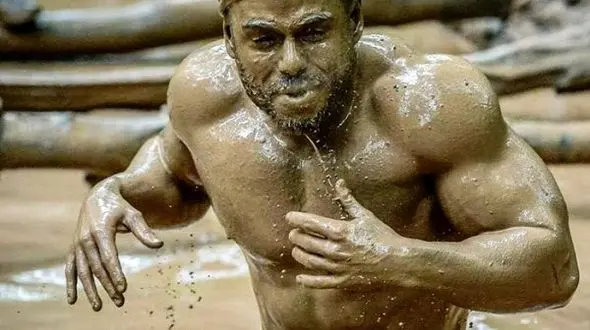 مردی که دورتادور بریتانیا را شنا کرده است