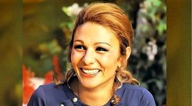 عکس سفر به ایام قدیم  / فرح پهلوی در لباس پرستاری در بیمارستان تهران .../ پسر بیمار مات و مبهوت ...سال 1348