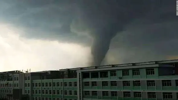 کولاک ابرهای سیاه روی شهری در روسیه + فیلم 