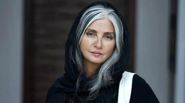 (فیلم) پاسخ رویا جاویدنیا بخاطر استایل پرحاشیه اش: شما از یه جایی خشم داری چرا به من میپری؟ ... چرا مردم تیکه بد میندازن؟