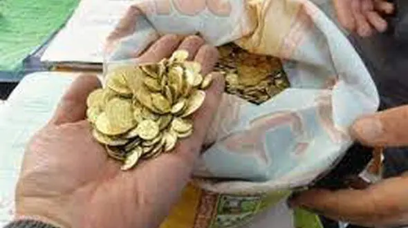 دستگیری متهم به کلاهبرداری و کشف سکه‌های تقلبی در نیشابور