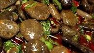 فیلم/ غذای مورد علاقه جدید چینی‌ها: لیس زدن سنگ‌های سرخ‌شده در ماهیتابه! 