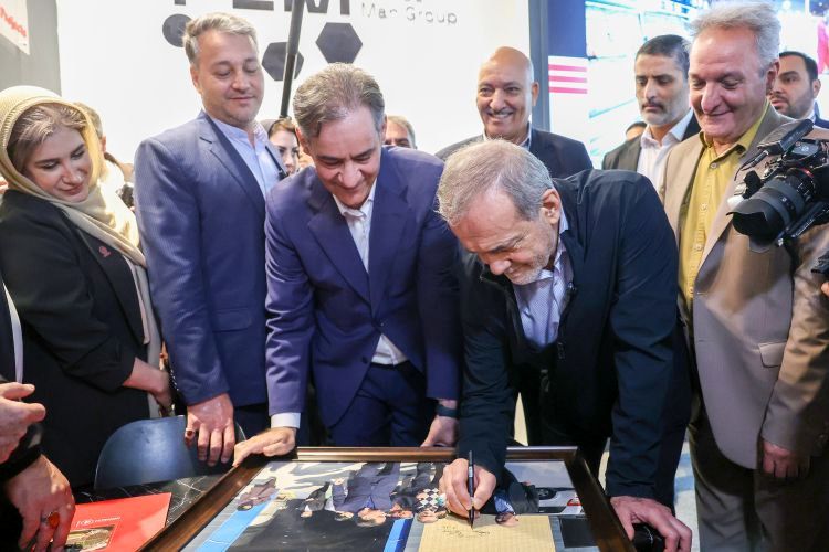  تصاویر بازدید رئیس‌جمهور از نمایشگاه بین‌المللی نفت 