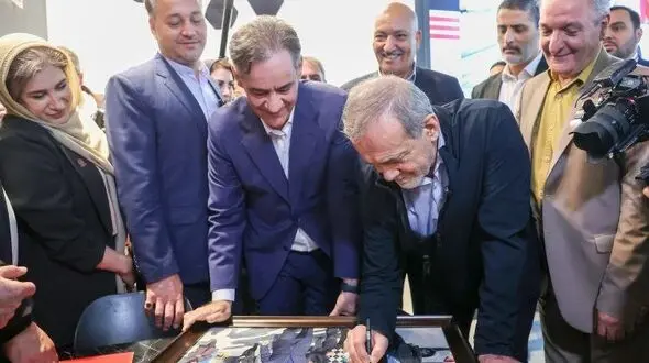 تصاویر بازدید رئیس‌جمهور از نمایشگاه بین‌المللی نفت