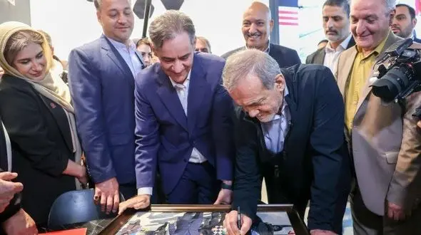 تصاویر بازدید رئیس‌جمهور از نمایشگاه بین‌المللی نفت