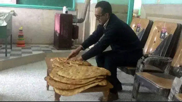 درس همدلی معلم مرزنشین به دانش آموزان با تکه های نان