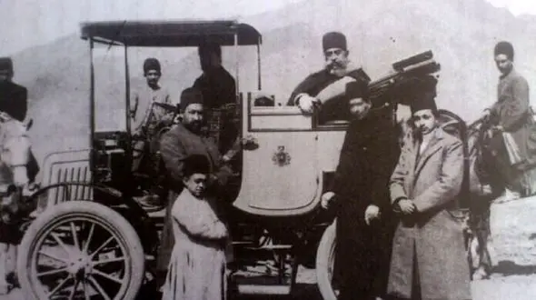 سفر در زمان؛ خاطرات مظفرالدین‌شاه: اتومبیل که سابقا فرمایش داده بودیم از بروکسل بیاورند امروز عملش را تمام کردیم که ابتیاع کرده بیاورند