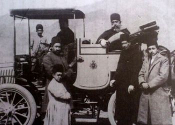 سفر در زمان؛ خاطرات مظفرالدین‌شاه: اتومبیل که سابقا فرمایش داده بودیم از بروکسل بیاورند امروز عملش را تمام کردیم که ابتیاع کرده بیاورند