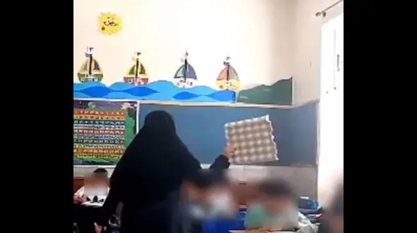 گرمای شدید و بی برقی، معلم کاشانی دانش آموزان را با شانه تخم مرغ باد می زند + فیلم