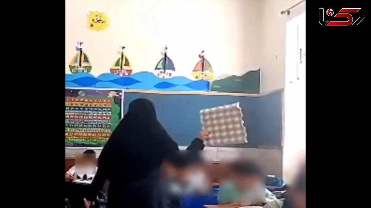  گرمای شدید و بی برقی، معلم کاشانی دانش آموزان را با شانه تخم مرغ باد می زند + فیلم 