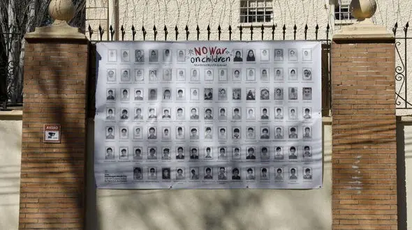 پدر دو دانش‌ آموز شهید در مدرسه میناب : زهرای ۸ ساله‌ ام را بعد از دیدن ۱۵۰ پیکر پیدا کردم