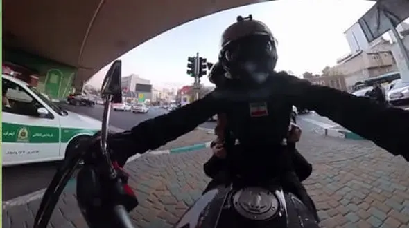 فیلم تحسین برانگیز از ماموران پلیس در کمک به زوجی که به آنها پناه برده بودند / به احترام فرشته های سبز پوش  باید ایستاد