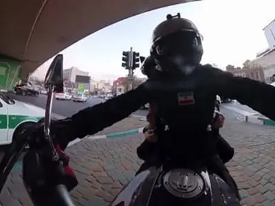 فیلم تحسین برانگیز از ماموران پلیس در کمک به زوجی که به آنها پناه برده بودند / به احترام فرشته های سبز پوش  باید ایستاد