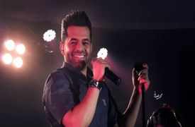 فیلم آواز اباشکوه  رضا بهرام ! / ببینید یک فسقلی چطور دست و پا می زنه !
