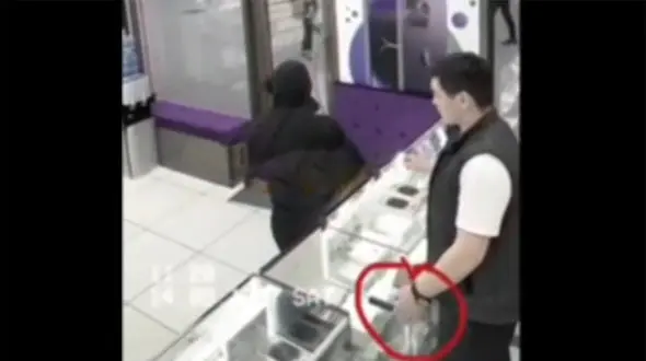 فیلم عجیب از رودست خوردن جالب سارق تازه کار از کارمند موبایل فروشی / ببینید