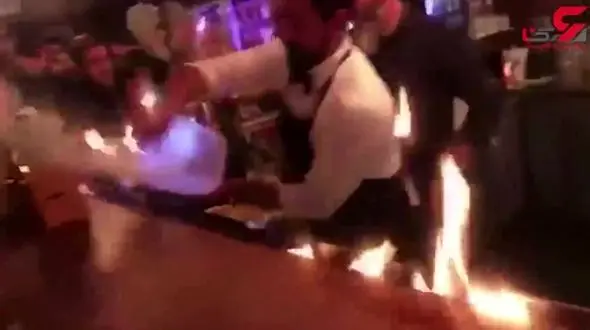 اقدام احمقانه یک گارسون برای جلب مشتری + فیلم