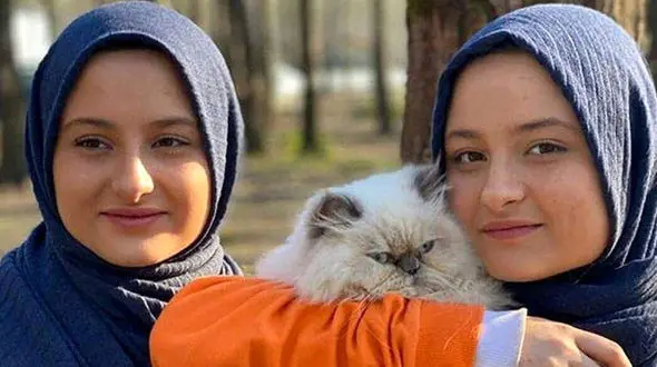 چهره جدید سارا و نیکا غافلگیرتان می کند !  /  در 20 سالگی کاملا زنانه و زیباتر از دوران سریال پایتخت + عکس