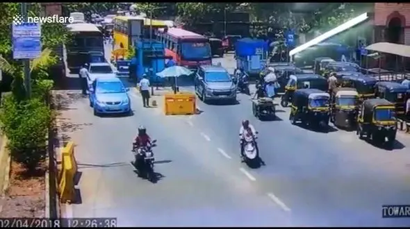 فیلم لحظه فرار قاچاقچی از ایست و بازرسی / او پلیس را زیر گرفت!