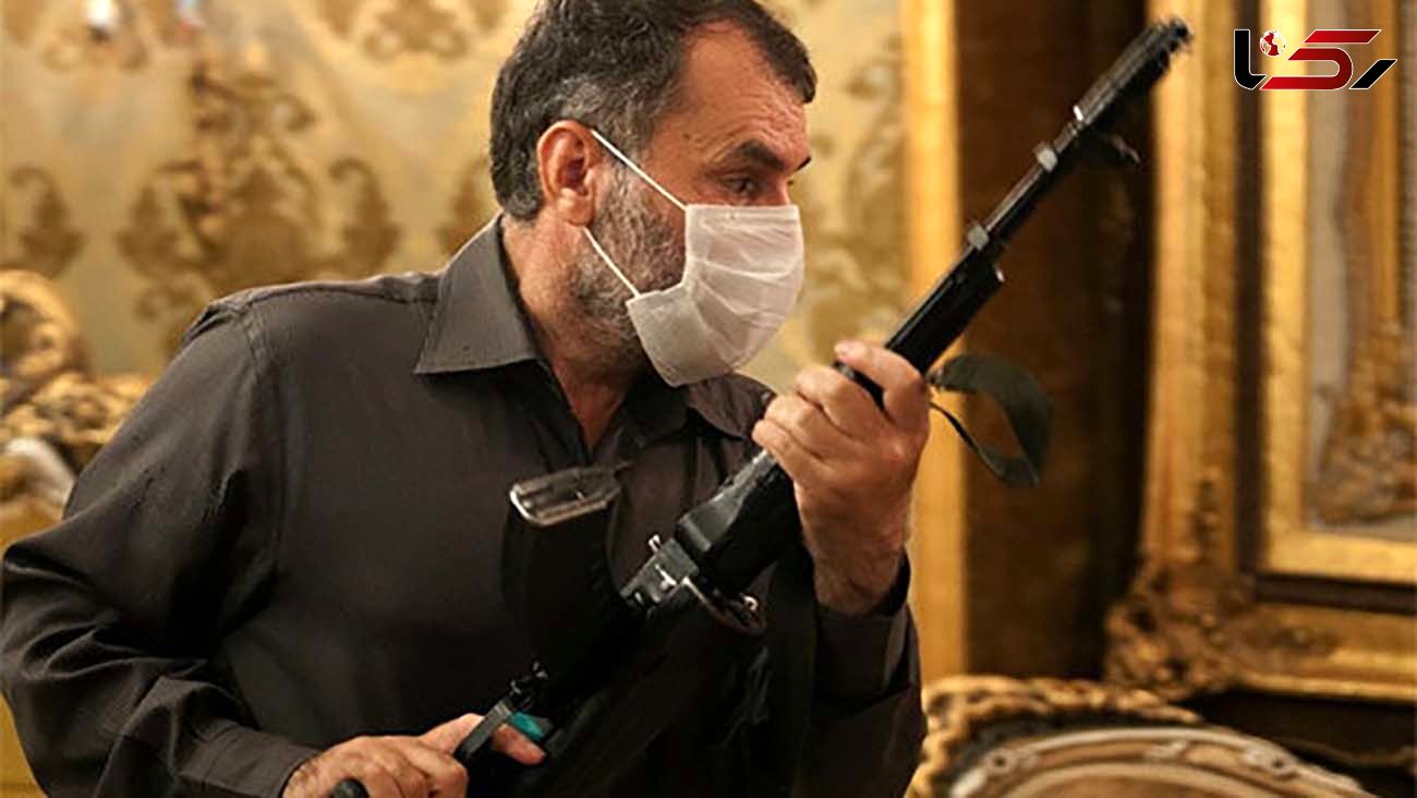 مسعود ده نمکی با ماسک دست به اسلحه شد + عکس