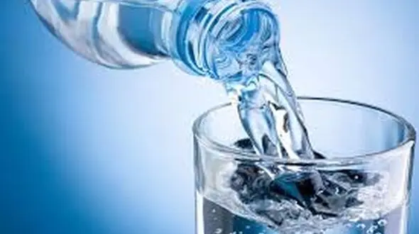 بهترین نوشیدنی در فصل گرما نوشیدن آب خنک است