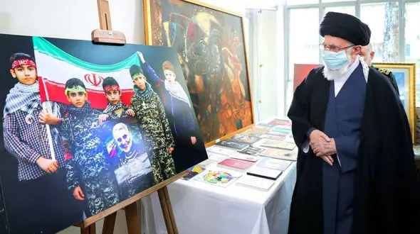 بازدید رهبر انقلاب از نمایشگاه تولیدات فرهنگی هنری پیرامون شهید سلیمانی