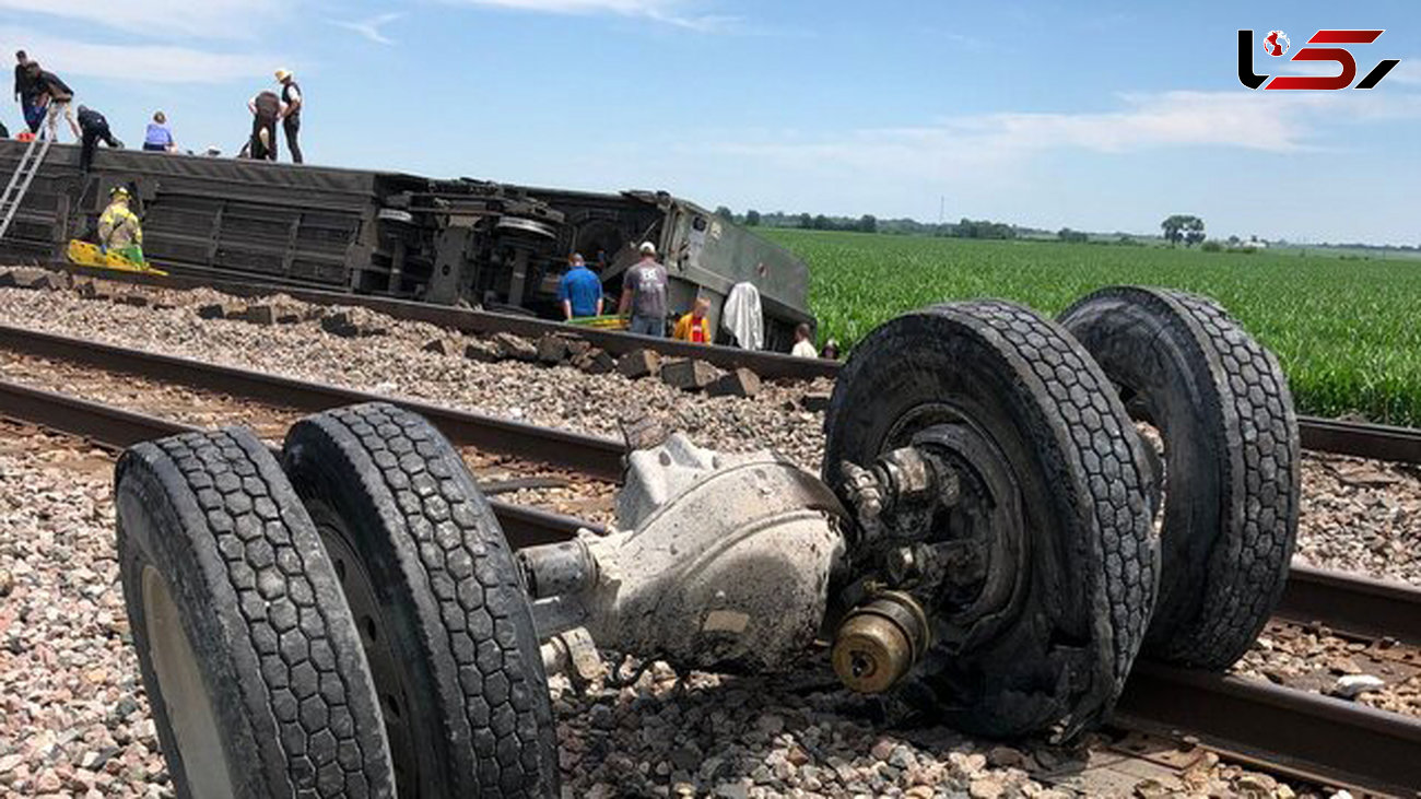 فیلم تصادف مرگبار قطار مسافربری با کامیون / همه واگن ها واژگون شدند