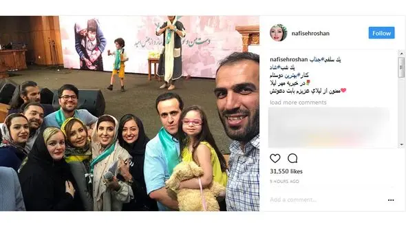 عکس یادگاری جادوگر فوتبال با بازیگران زن در یک جشن