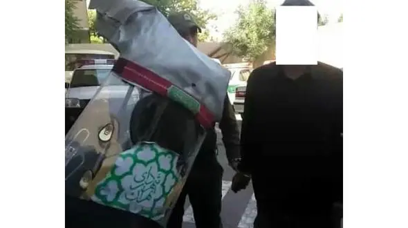 سرقت دریچه های فاضلاب با آرم شهرداری تهران 