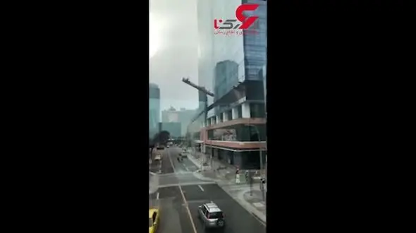 اتفاق وحشتناکی که برای کارگران شیشه پاک‌ کن‌ رخ داد + فیلم